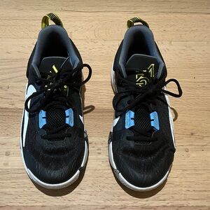 Nike Kids Giannis Immortality basketball shoes, big boys size 5.5